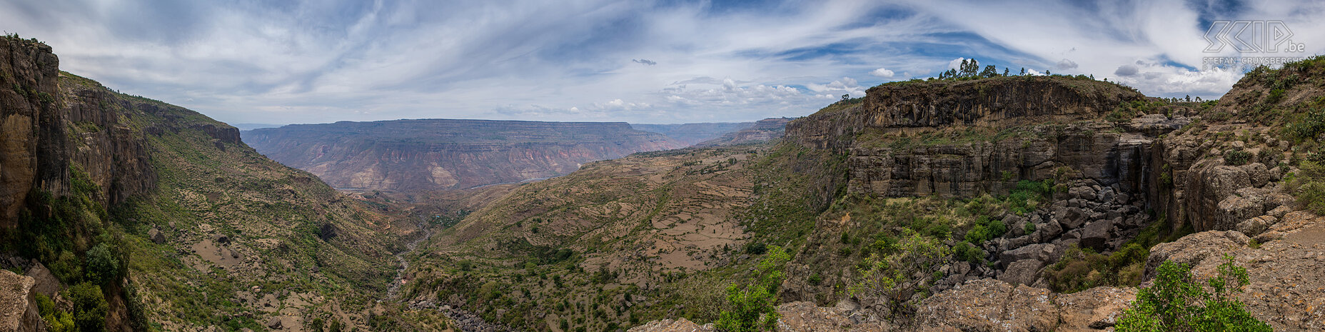 Debre Libanos - Kloof Jemme rivier  De Jemma rivier stroomt op een hoogte van 1300m maar de top van de kloof ligt op 2000m. De Jemma rivier komt nadien samen met de Wenchit rivier en samen vloeien ze in de Abbay, oftewel de Blauwe Nijl. Vanaf de Portugese brug heb je een prachtig zicht op de canyon. Stefan Cruysberghs